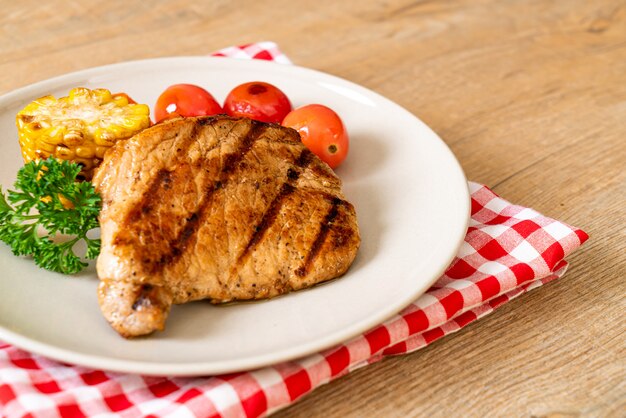 filetto di maiale alla griglia e barbecue con verdure