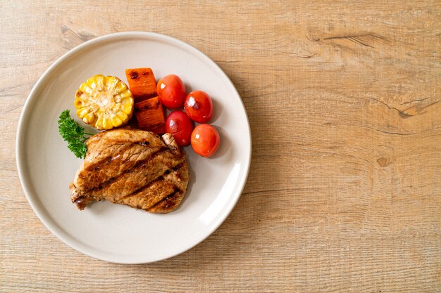 filetto di maiale alla griglia e barbecue con verdure