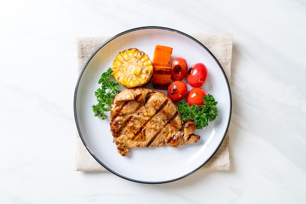 filetto di maiale alla griglia e barbecue con verdure