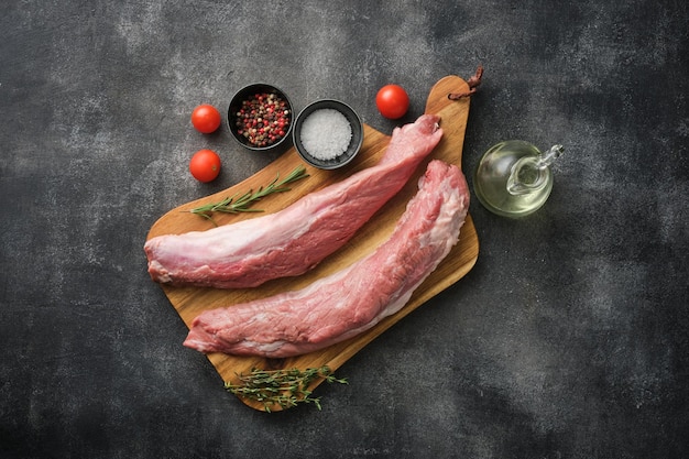 Filetto di maiale crudo Carne fresca Sfondo grigio Vista dall'alto