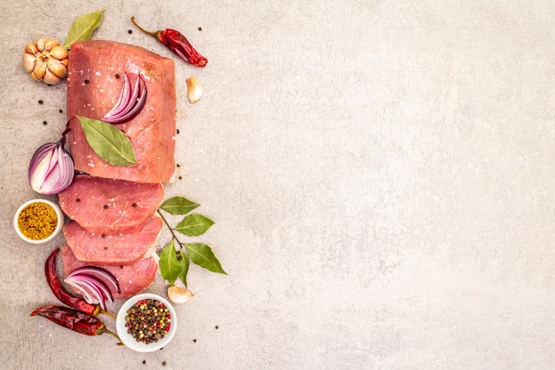 Filetto di maiale crudo con verdure e spezie