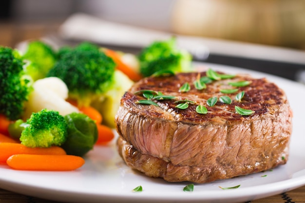 Filetto Di Manzo Alla Griglia Con Verdure Miste