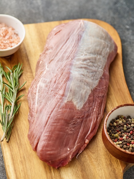 Filetto di manzo Carne fresca e cruda Filetto Chuck sul vassoio di legno