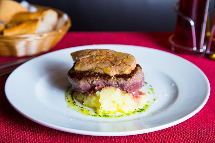 Foto filetto di manzo con foie gras alla griglia e salsa.