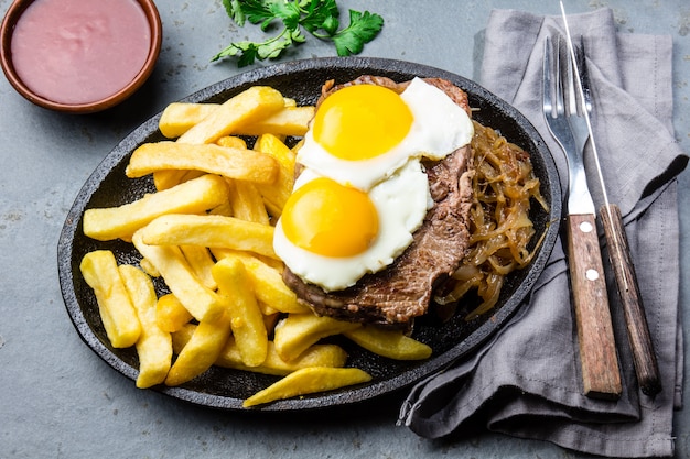 Filetto di manzo con patate fritte e uova