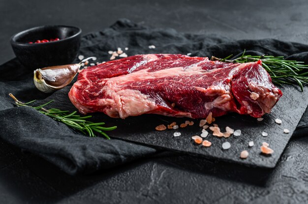 Filetto di manzo crudo. Carne di fattoria biologica. Sfondo nero.