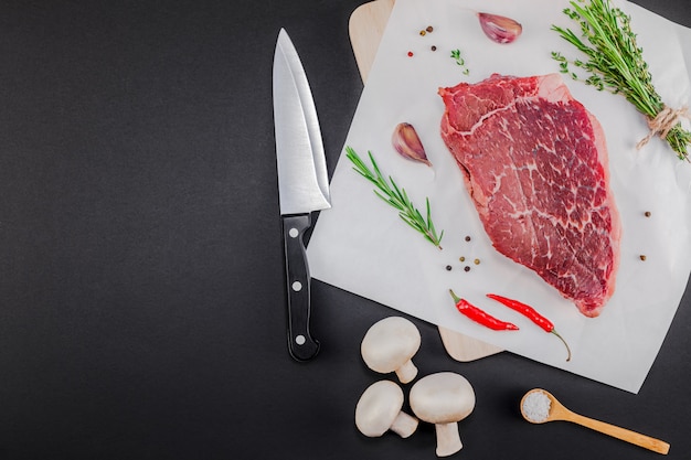 Filetto di manzo fresco con ingredienti in cucina