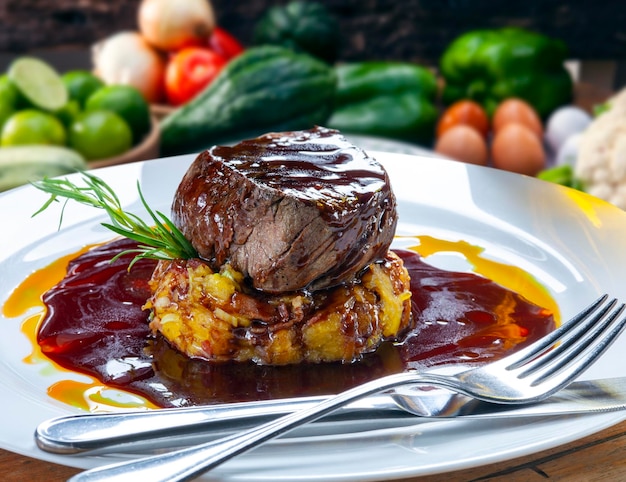 Filetto di manzo mignon con salsa di legno con patatine e riso