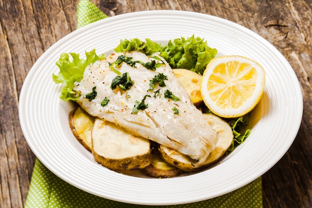 Filetto di merluzzo al forno su guanciale rustico di patate