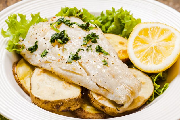 Filetto di merluzzo al forno su guanciale rustico di patate