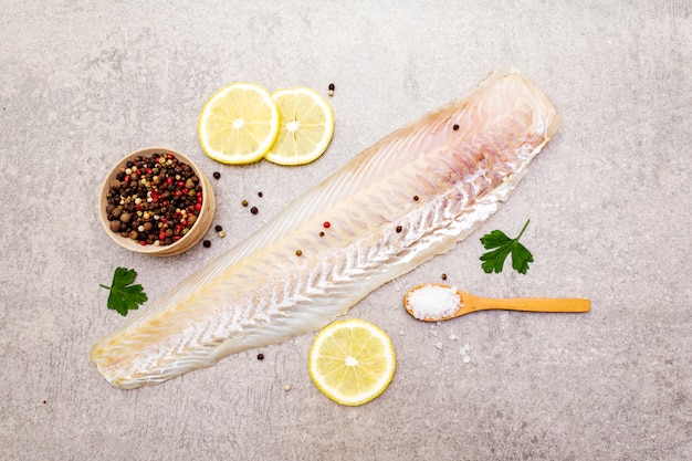 Filetto di nasello crudo fresco con mix di limone, prezzemolo, sale e peperoni