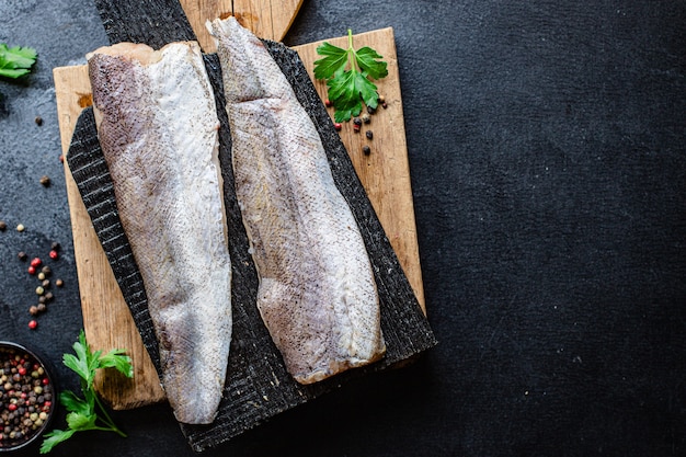 filetto di nasello pesce crudo frutti di mare pronti da mangiare