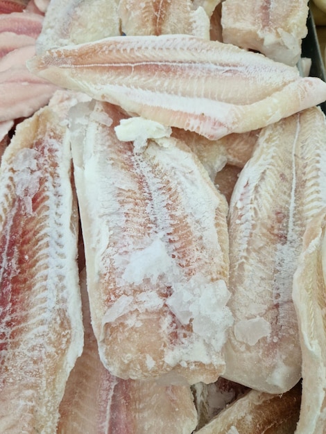 Filetto di pangasius congelato in primo piano Pesce su un bancone frigorifero in un supermercato