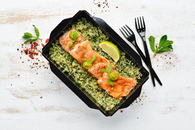 Filetto di pesce al forno in salsa di pomodoro con grano saraceno verde e spinaci consegna piatto ristorante Vista dall'alto Spazio libero per il testo