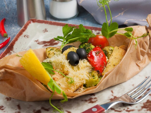 Filetto di pesce bianco al forno in pergamena con verdure e formaggio