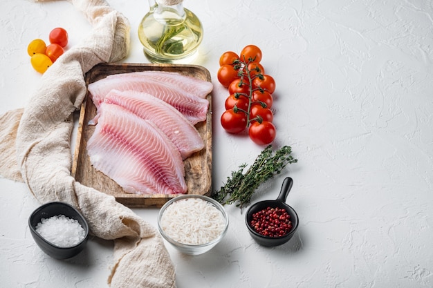 Filetto di pesce bianco, con riso basmati e pomodorini, su tavola bianca