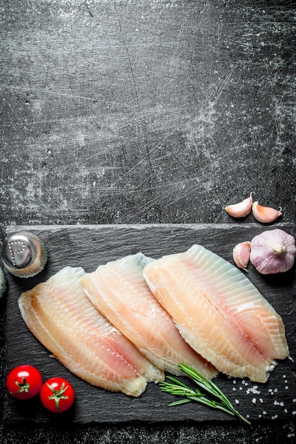 Filetto di pesce con agliospezie e pomodori