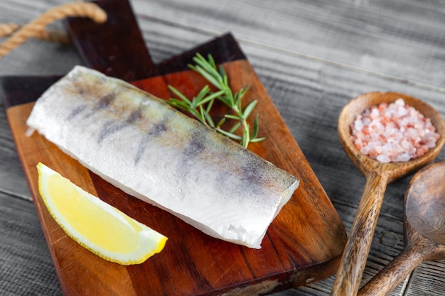 Filetto di pesce crudo fresco del luccioperca sul tagliere