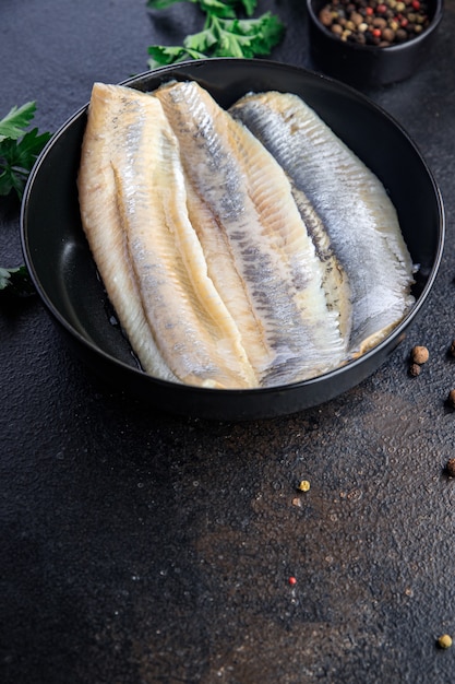 Filetto di pesce di aringa pesce fresco spuntino sul tavolo copia spazio cibo sfondo