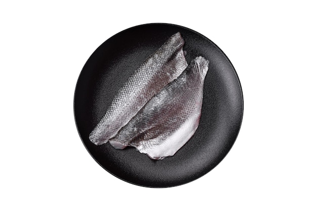 Filetto di pesce di spigola crudo con sale, spezie ed erbe aromatiche su un piatto di ceramica preparato per la cottura