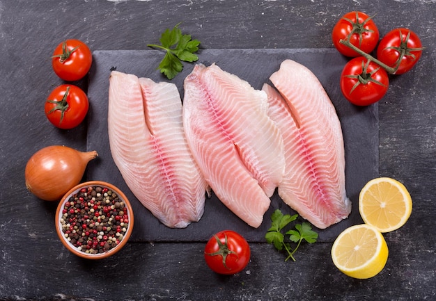 Filetto di pesce fresco con ingredienti per cucinare