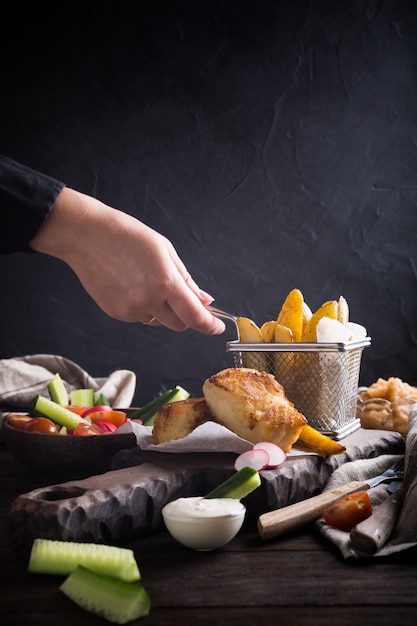 Filetto di pesce fritto con patate al forno