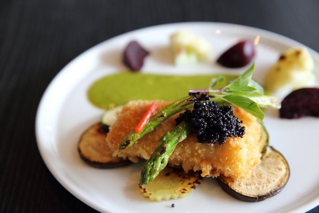 Filetto di pesce fritto con salsa verde