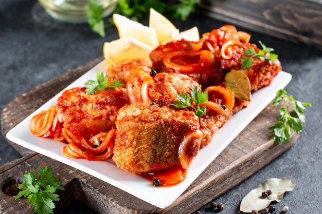 Filetto di pesce in agrodolce delizioso cibo cinese Stufato di pesce con pomodoro