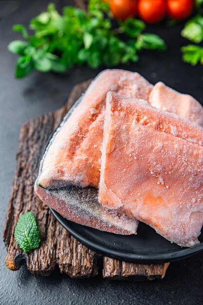 Filetto di pesce rosso congelato salmone o char semilavorato fresco pasto dieta alimentare spuntino sul tavolo