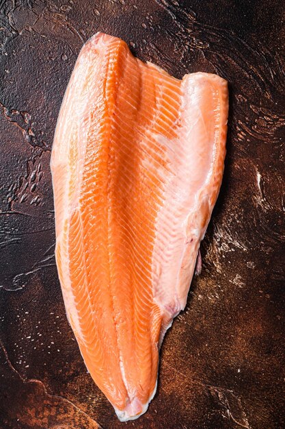 Filetto di pesce salmone crudo fresco per bistecche Sfondo scuro Vista dall'alto