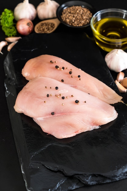 filetto di petto di pollo crudo fresco