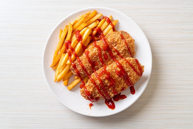 filetto di petto di pollo fritto con patatine fritte e ketchup