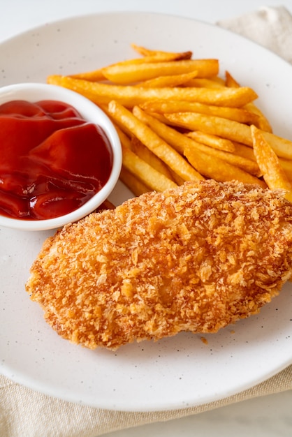 filetto di petto di pollo fritto con patatine fritte e ketchup