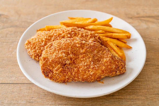 filetto di petto di pollo fritto con patatine fritte e ketchup