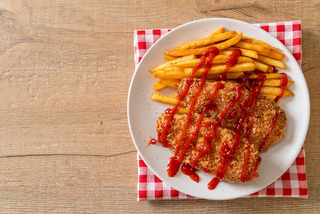 filetto di petto di pollo fritto con patatine fritte e ketchup