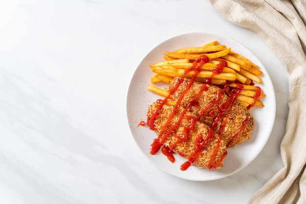 filetto di petto di pollo fritto con patatine fritte e ketchup