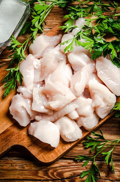 Filetto di pollo a fette su un tavolo da taglio