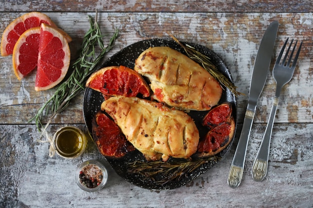 Filetto di pollo al forno con pompelmo e rosmarino.