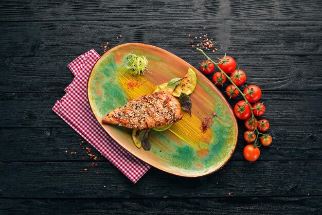 Filetto di pollo al forno con sesamo e zucchine Sullo sfondo vecchio Spazio libero per la copia Vista dall'alto