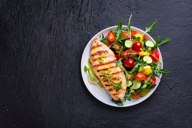 Filetto di pollo alla griglia con insalata dieta ketogenica paleo dieta sana concetto di pranzo a dieta