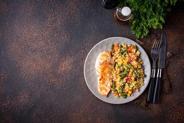 Filetto di pollo alla griglia con verdure