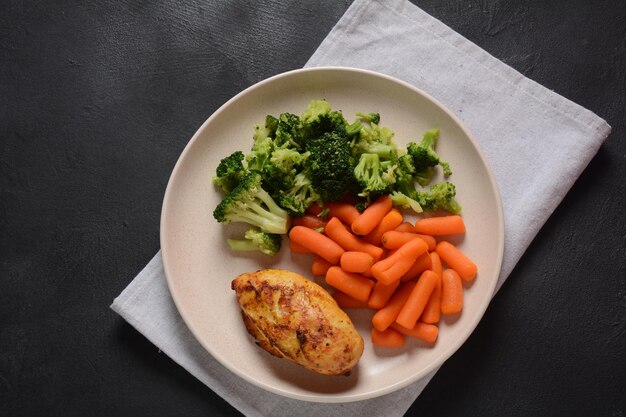 Filetto di pollo alla griglia e verdure, broccoli e carote lessate