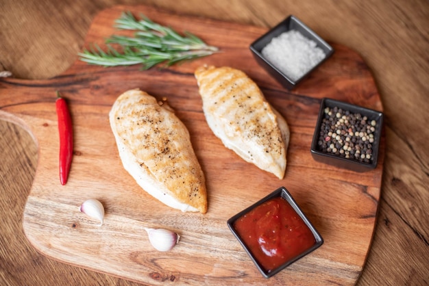 filetto di pollo alla griglia su legno