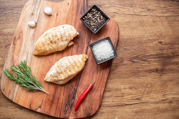 filetto di pollo alla griglia su legno