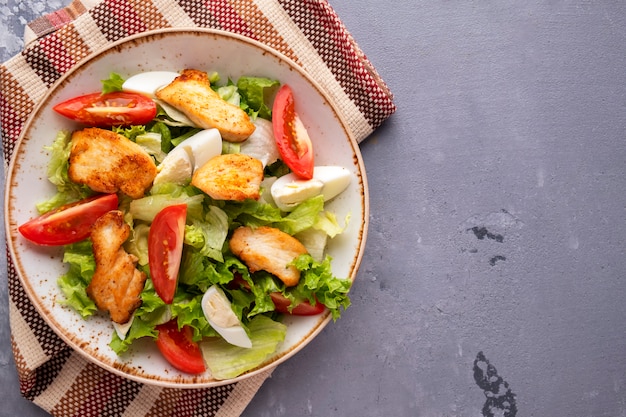 Filetto di pollo arrosto delizioso insalata, pomodori e uova. . Vista dall'alto