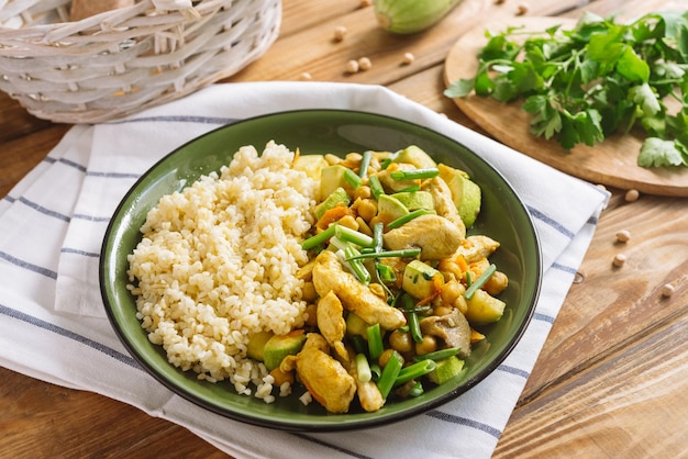 Filetto di pollo con ceci bulgur e funghi ostrica