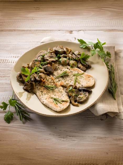 Filetto di pollo con funghi saltati