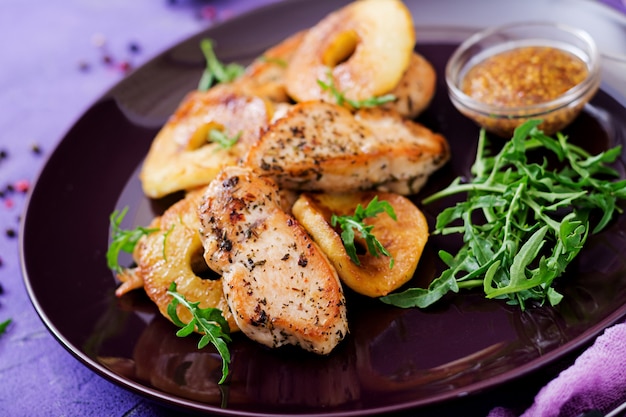 Filetto di pollo con mele cotte alla griglia.