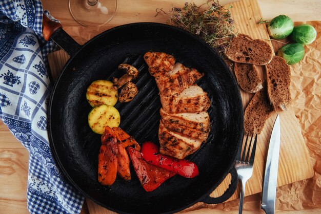 filetto di pollo con verdure a led. Cucina tradizionale. Gril