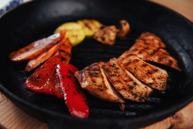 filetto di pollo con verdure a led. Cucina tradizionale. Gril